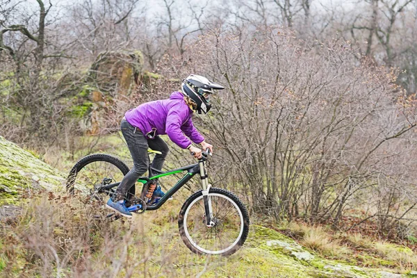 Enduro bisikletçi dağ bisikleti kayalık izini sürme. — Stok fotoğraf