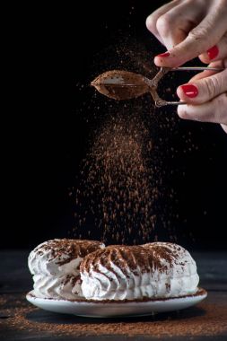 Konsept ev lokum gibiydi: bir kadın ile çikolata şekerleme serpme.