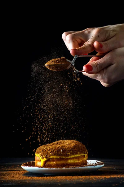 Mujer decorando un donut con chocolate, postres fondo para la publicidad . — Foto de Stock