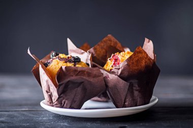 Siyah bir arka plan arka plan reklam için ev muffins.