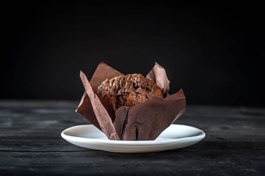 Ahşap arka plan yakın çekim üzerinde ev yapımı lezzetli çikolatalı kek