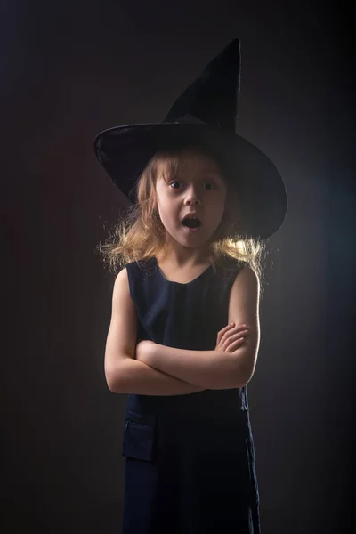 어두운 배경에, 배너 할로윈 마녀 모자에 소녀. — 스톡 사진