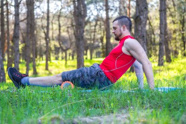 Adam antrenör egzersizleri köpük silindir üzerinde boş alan gösterilen.
