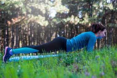 Genç kadının tahta açık havada yapması.