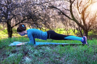 Genç kadının tahta açık havada yapması.