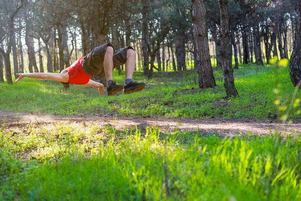 Acrobat hombre practicando el espacio al aire libre . — Foto de Stock