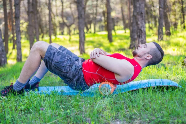 Genç adam bir köpük rulo açık boş alan ile yapıyor.