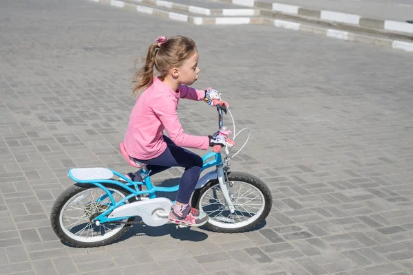 Chica montando una bicicleta, espacio libre . — Foto de Stock
