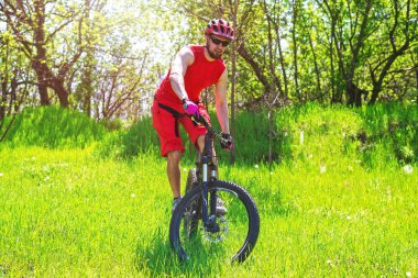 Bisikletçi sürme bir bisiklet, metniniz için boş alan bir kask içinde.