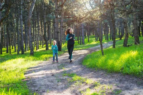 Sabah koşu, anne ve kızı orman yolu, boş alan çalışan.