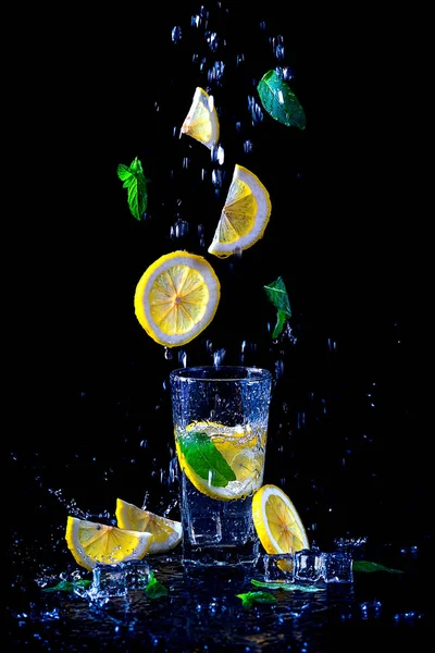Limonata limon ve nane, siyah bir arka plan üzerinde izole uçan ile. — Stok fotoğraf