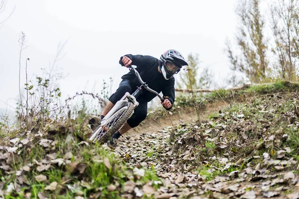 Extreem fietsconcept: mountainbike racer. — Stockfoto