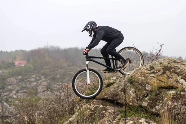 Гірський велосипедист їде на велосипеді на скелях, екстремальний спорт . — стокове фото