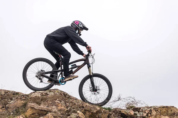 Bicicleta de montaña monta una bicicleta en las rocas, deporte extremo . — Foto de Stock
