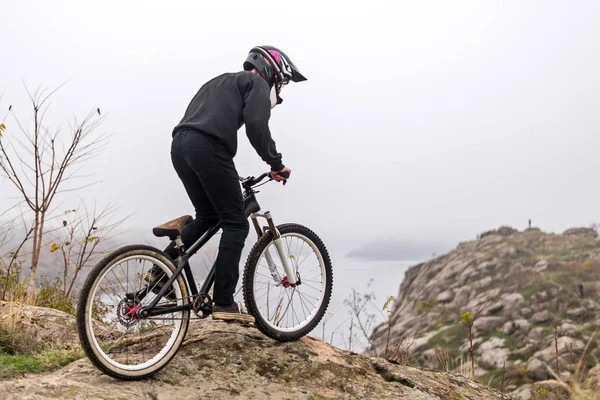 Горный велосипедист катается на велосипеде по скалам, экстремальный спорт . — стоковое фото