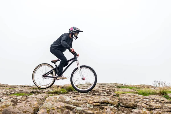 Cycliste en VTT sur terrain rocheux . — Photo