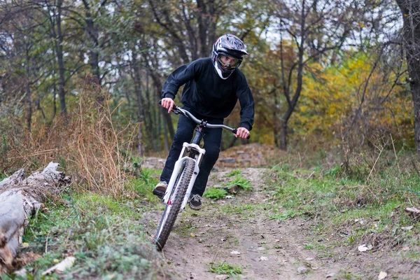 Rowerzysta górski jedzie leśnym szlakiem. — Zdjęcie stockowe