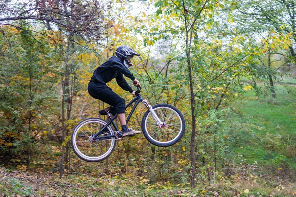 Concept de vélo extrême : le VTT fait un saut . — Photo