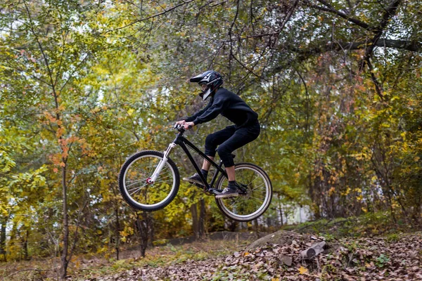 Concetto di ciclismo estremo: il ciclista in mountain bike fa un salto . — Foto Stock