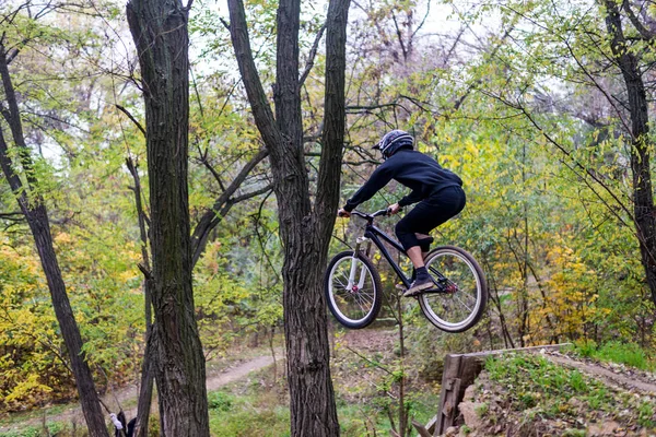 Concepto de ciclismo extremo: ciclista de montaña hace un salto . — Foto de Stock