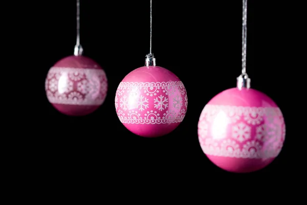 Bolas tradicionales de Navidad rosa sobre fondo negro . —  Fotos de Stock