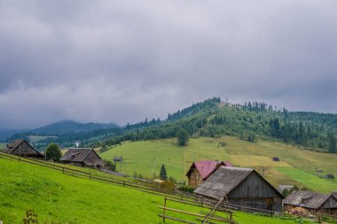 Dağ Vadisi Köyü manzarası. Dağ köyü manzaralı. Dağlardaki köy. Dağ vadisi köyü manzarası
