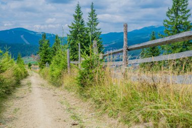 Dağlardaki yaz manzarası ve bulutlu koyu mavi gökyüzü..