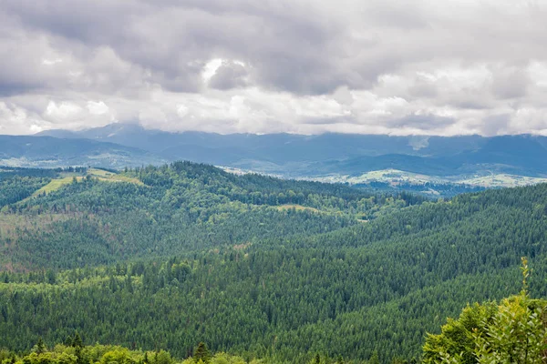 Paisaje de verano en las montañas y el cielo azul oscuro con nubes. — Foto de Stock