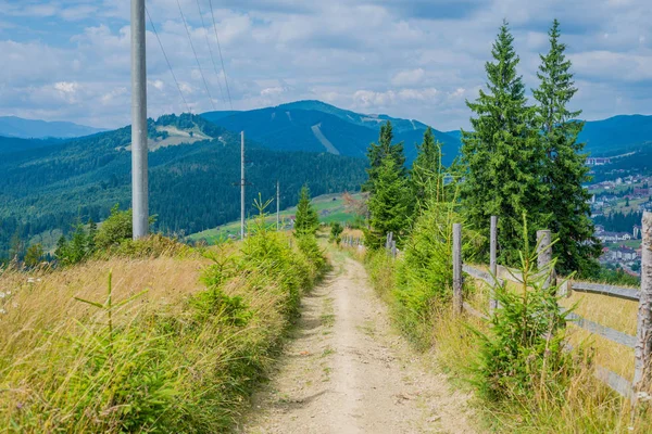 Літній пейзаж в горах і темно-синє небо з хмарами . — стокове фото