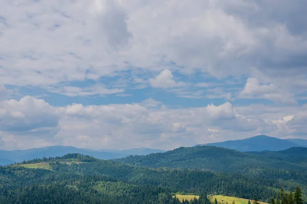 Літній пейзаж в горах і темно-синє небо з хмарами . — стокове фото