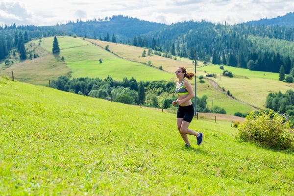 Estilo de vida saludable corredor de senderos mujer corriendo en pico de montaña . —  Fotos de Stock