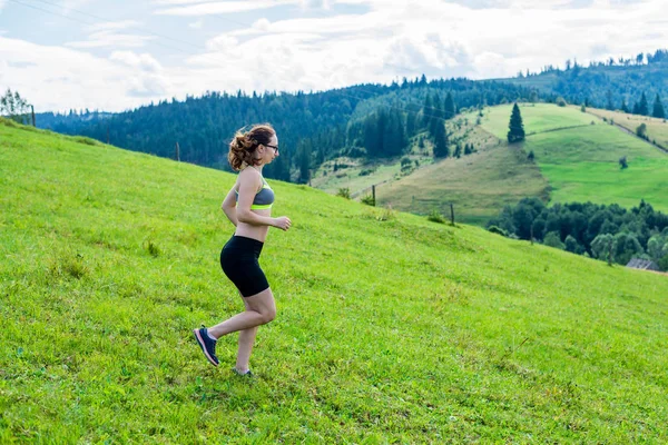 Estilo de vida saludable corredor de senderos mujer corriendo en pico de montaña . — Foto de Stock