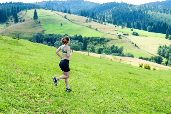 Estilo de vida saludable corredor de senderos mujer corriendo en pico de montaña . — Foto de Stock