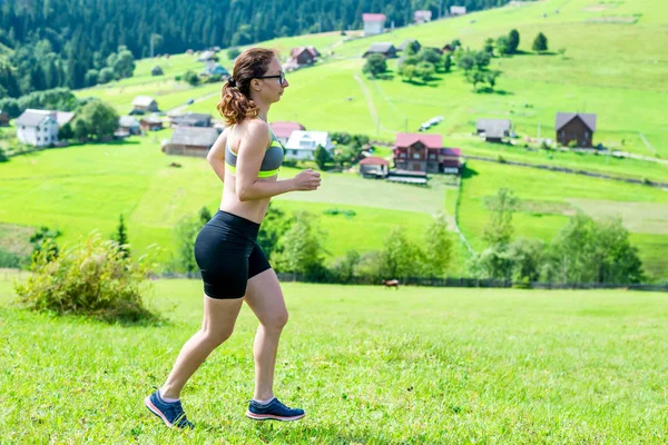 Estilo de vida saludable corredor de senderos mujer corriendo en pico de montaña . — Foto de Stock