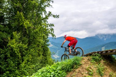 Profesyonel sporcu binen bir dağ bisikleti.