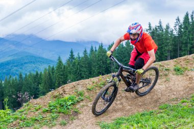 Profesyonel sporcu binen bir dağ bisikleti.