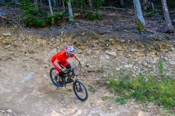 Szakmai kerékpáros biciklizés a Rocky Trail. — Stock Fotó