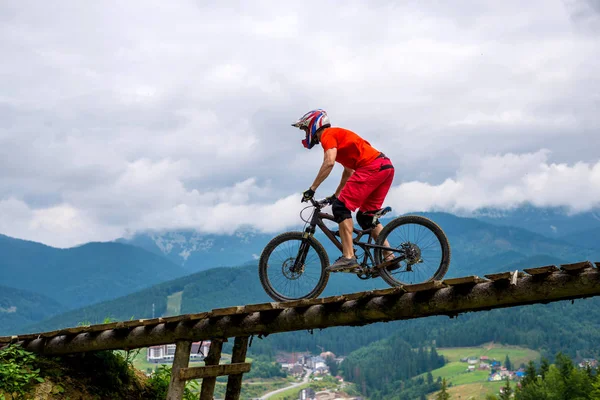 Paseo de atleta profesional en bicicleta de montaña . —  Fotos de Stock