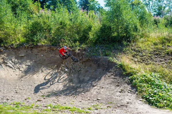 Dağ bisikletçisi yaz ormanlarında bisiklet sürüyor. Mtb akış yolu üzerinde bisiklet süren adam. — Stok fotoğraf