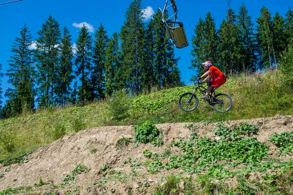 Mountainbiker fahren auf dem Fahrrad in Sommer Berge Waldlandschaft. Mann radelt mtb flow trail track. — Stockfoto
