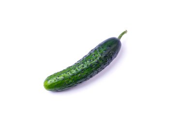 Olgun yeşil salatalık beyaz arka planda izole edilmiş.