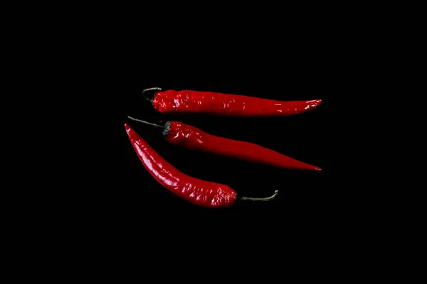 Három rekesz friss chili paprika, fekete alapon izolálva.. — Stock Fotó