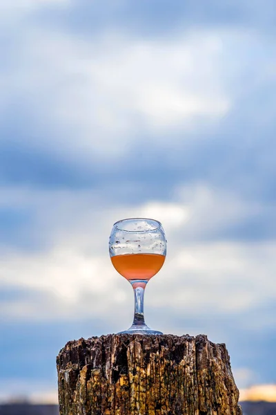 Vaso con una bebida contra el cielo, espacio libre . — Foto de Stock