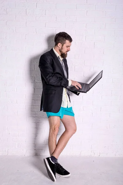 Hombre Negocios Con Chaqueta Pantalones Cortos Trabajando Portátil Forma Remota — Foto de Stock