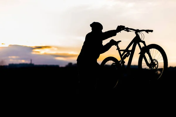 Bicicleta Montaña Pie Cima Una Montaña Con Una Bicicleta Una — Foto de Stock