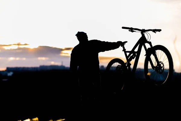 Mountainbiker Staat Top Van Een Berg Met Een Fiets Een — Stockfoto