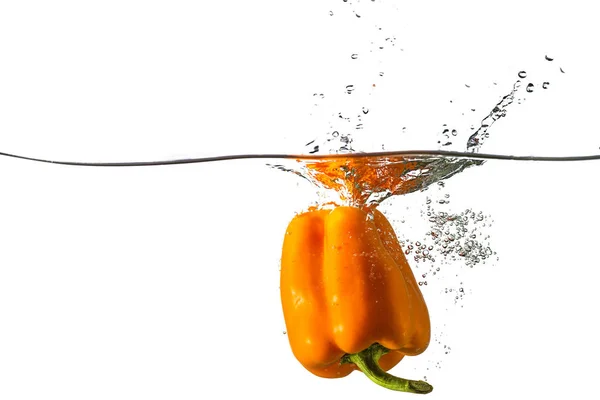 Narancs Paprika Dobott Vízbe Fehér Alapon Egészséges Táplálkozás Fogalma Diéta — Stock Fotó