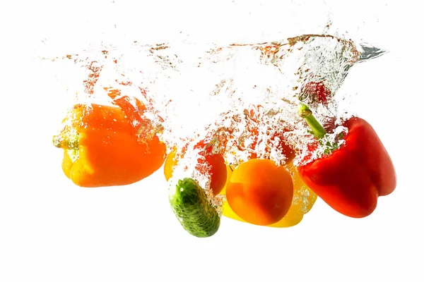 Pimentos Tomate Pepino Caem Água Com Salpicos Isolados Fundo Branco — Fotografia de Stock