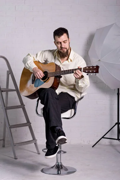 Ein Mann Hemd Mit Akustikgitarre Bärtiger Gitarrist — Stockfoto