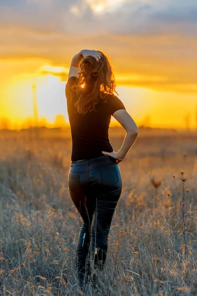 Woman Trousers Shirt Posing Sunset Background Rear View Beauty Nature — Stock Photo, Image